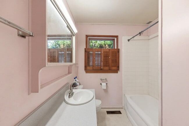 Building Photo - 231 Schilling St