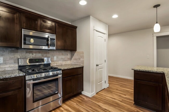 Building Photo - 4 Bedroom Home: Fenced Backyard & Great Location!