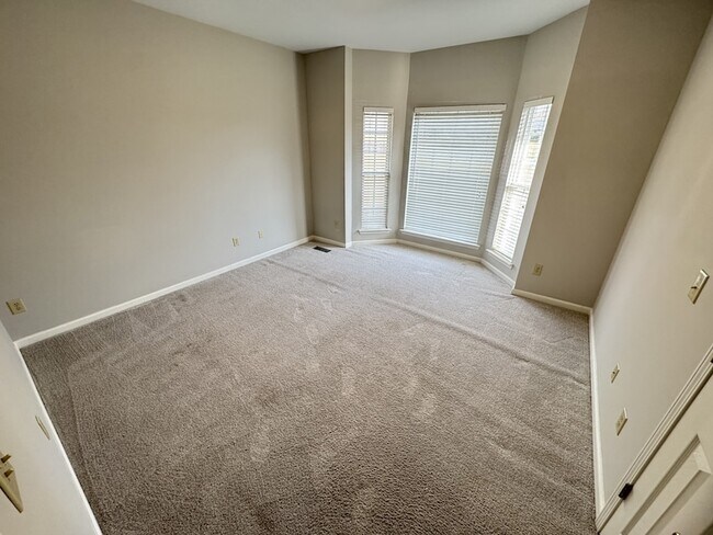 Building Photo - 307 Oak Meadow Ln