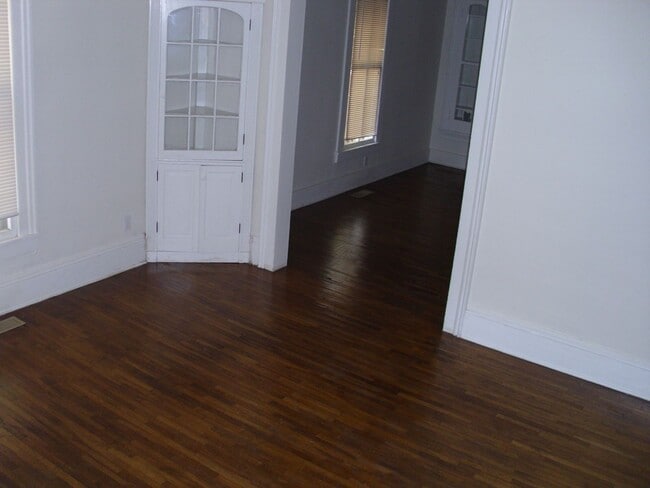Building Photo - 2 bedroom house with garage