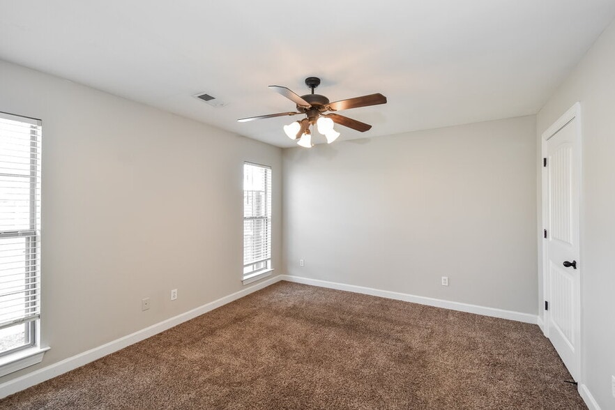 Building Photo - 8213 Park Pike