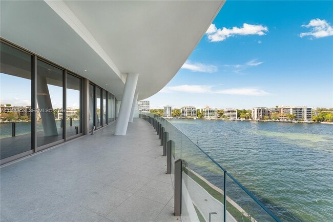 Building Photo - 5 Grove Isle Dr