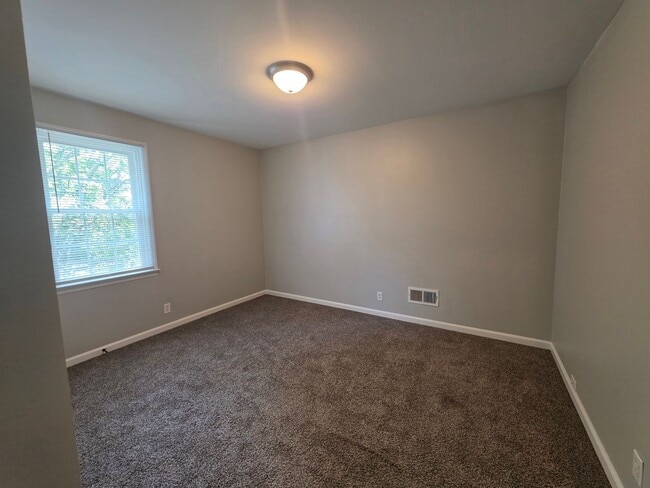 Building Photo - 2 bedroom 1.5 bath townhome in Hendersonville with garage