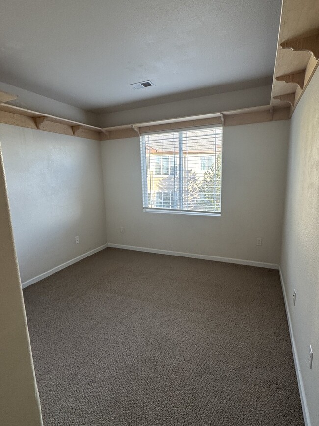 Building Photo - Bright Top Floor Condo with Vaulted Ceilin...