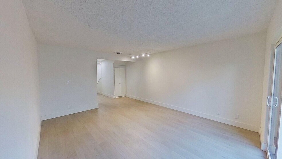 Building Photo - 437-443 W Valencia Dr
