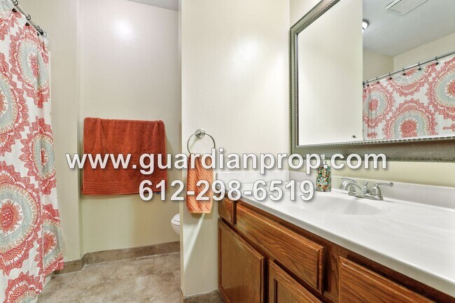 Building Photo - Top Floor Condo Available September 1 in H...