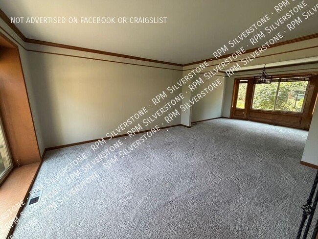 Building Photo - 869 Timberline Dr