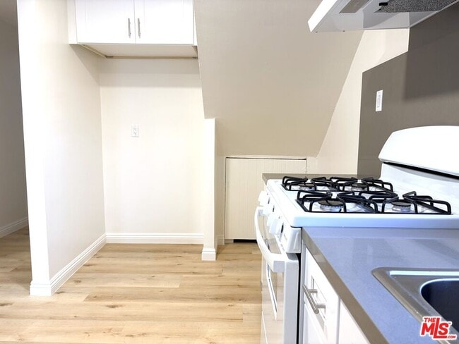 Building Photo - 2631-2631 1/2 W 17th St