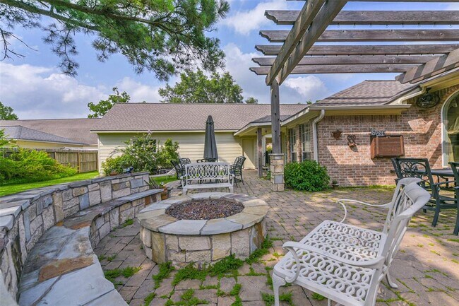 Building Photo - 501 Pine Bluff Dr