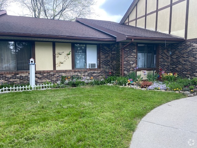 Building Photo - Croswell Country Manor