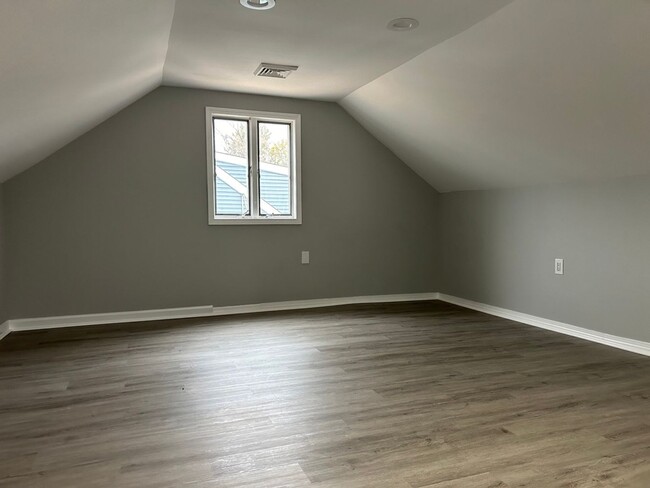 Building Photo - 3 Bedroom 1 Bath Single Family Home in Egg...