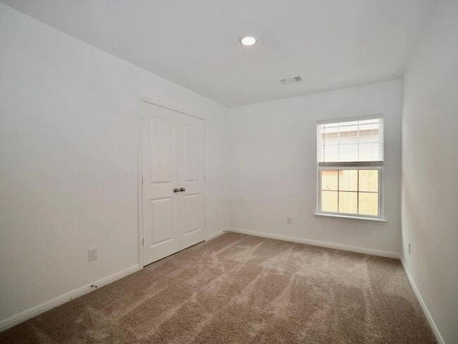 Building Photo - Spacious & Elegant One-Story Living in Stonebridge Crossing