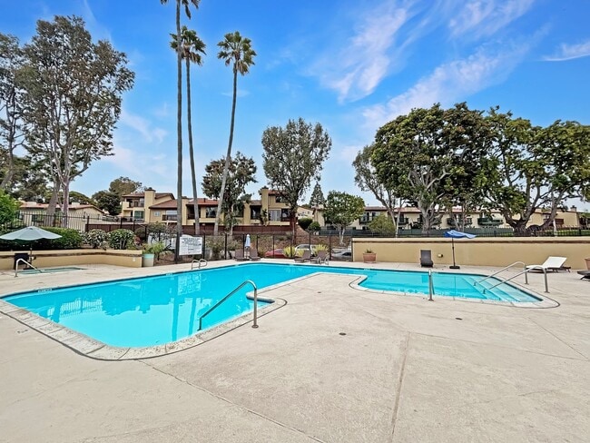 Building Photo - Beautiful 3BD/3BA Townhouse in Fashion Val...