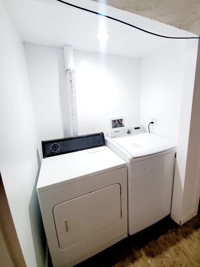 Building Photo - Aug 1st 2026/2027 Pre-leasing Close to 1.5 Blks to CSU & Old Town