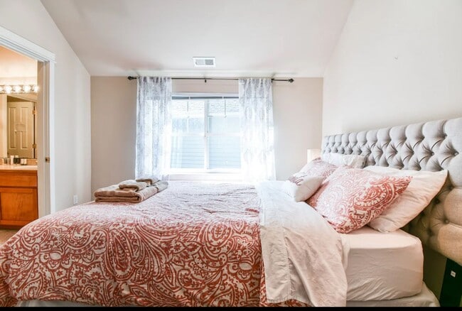 Building Photo - Stylish Craftsman-Flex Lease Term