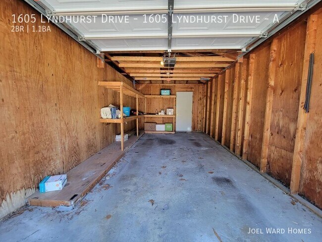 Building Photo - 1605 Lyndhurst Dr