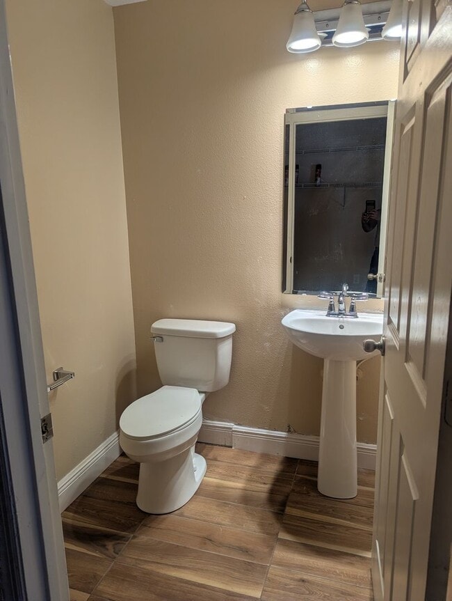Building Photo - FOR RENT 4 Bedroom 2 1/2  Bath with Den/Office/5th bedroom, Furry  friends Welcome!