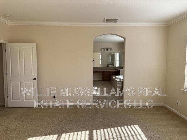 Building Photo - 604 W Sombra Way