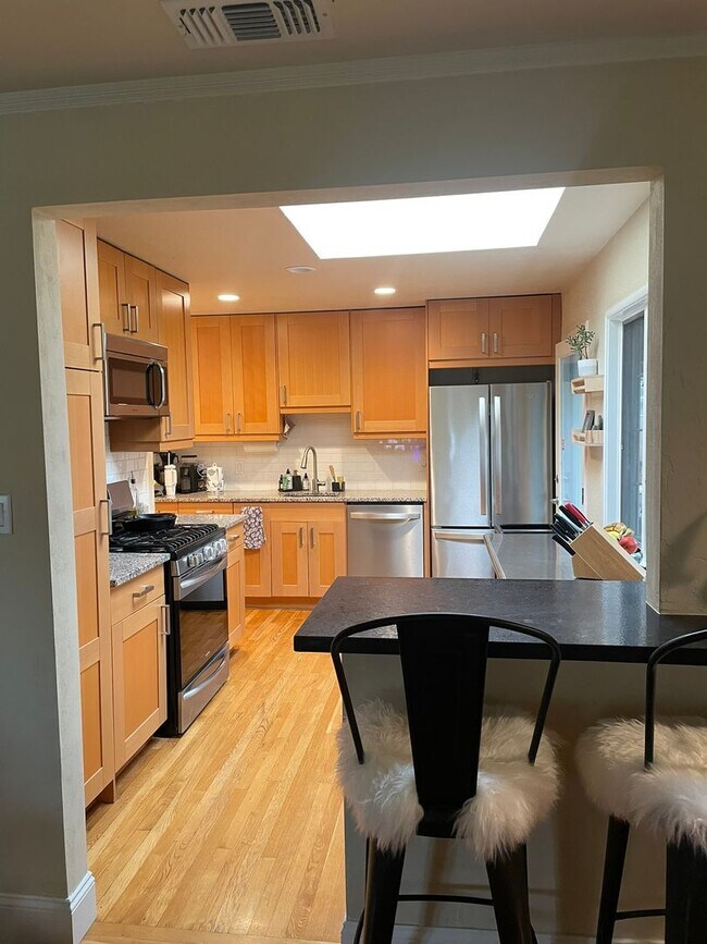 Building Photo - Charming 3 bedroom home in quiet neighborhood with detached office!