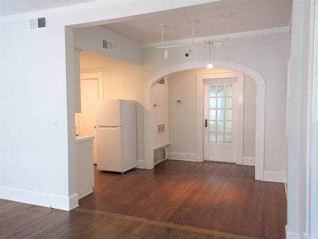 Building Photo - 709 Texas Ave