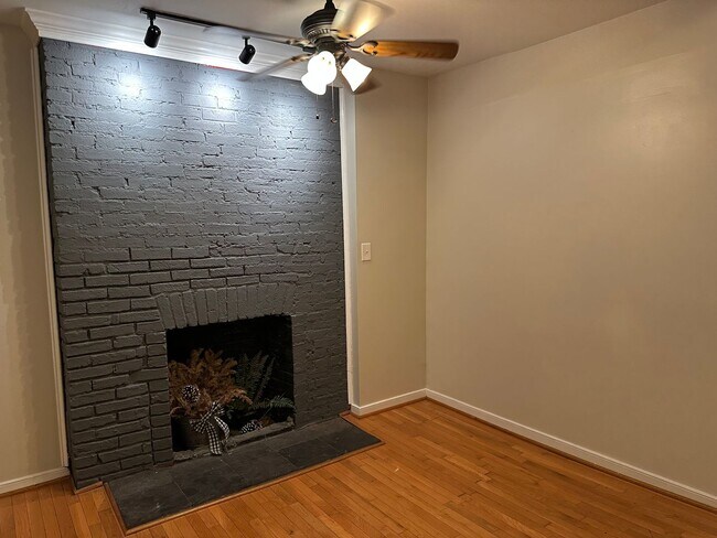 Building Photo - Beautifully Renovated Townhome in Mt. Vern...