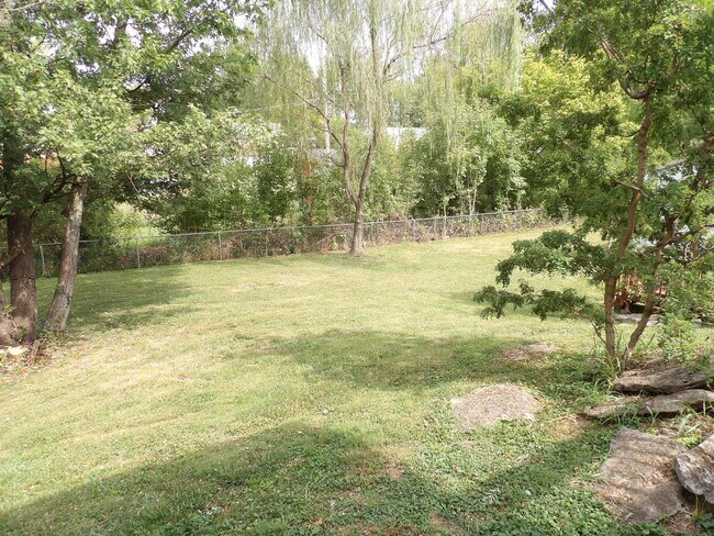 Building Photo - 102 Cedar Dr