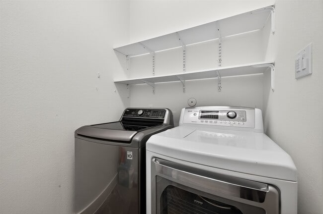 Building Photo - 4402 Schuler St