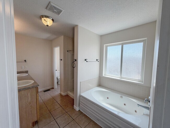 Building Photo - 6216 Calle Vizcaya NW