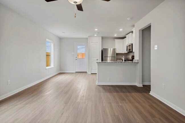 Building Photo - 16475 Honeysuckle Hl Dr
