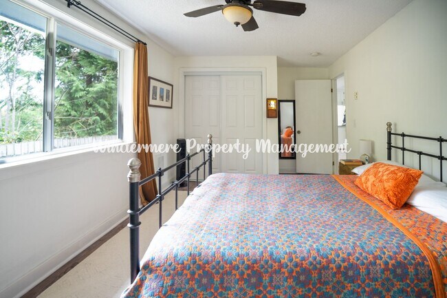 Building Photo - Sunny, Bright 2 bedroom in Poulsbo, Community Beach/Playground