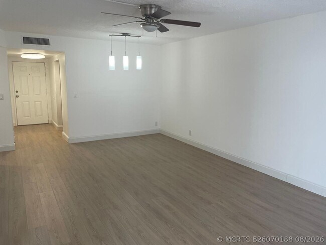 Building Photo - 2851 Somerset Dr