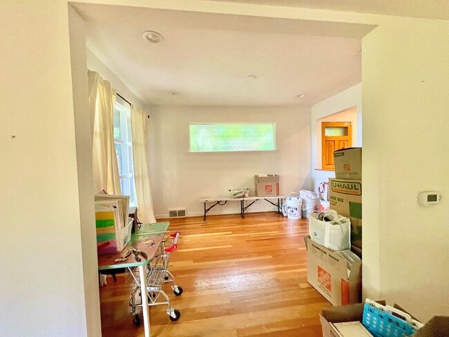 Building Photo - Charming  home on quiet street, great loca...