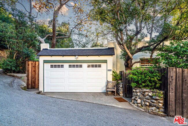 Building Photo - 8066 Woodland Ln