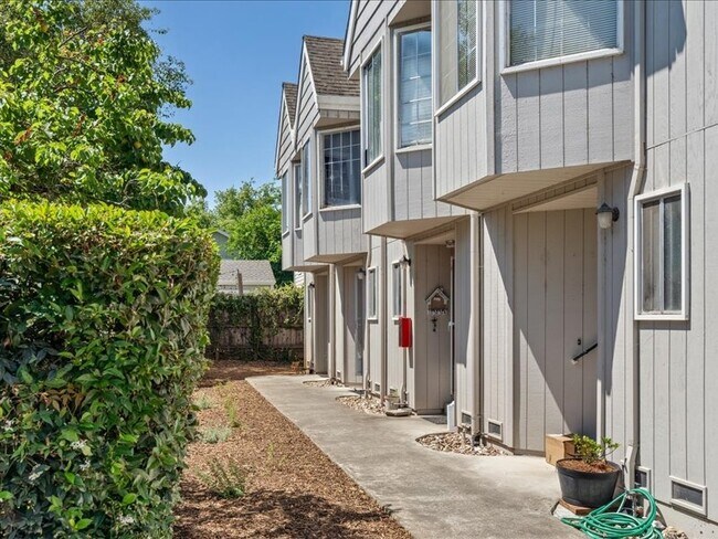 Building Photo - Healdsburg 2BR/1.5 Condo, 2 story, walk to...