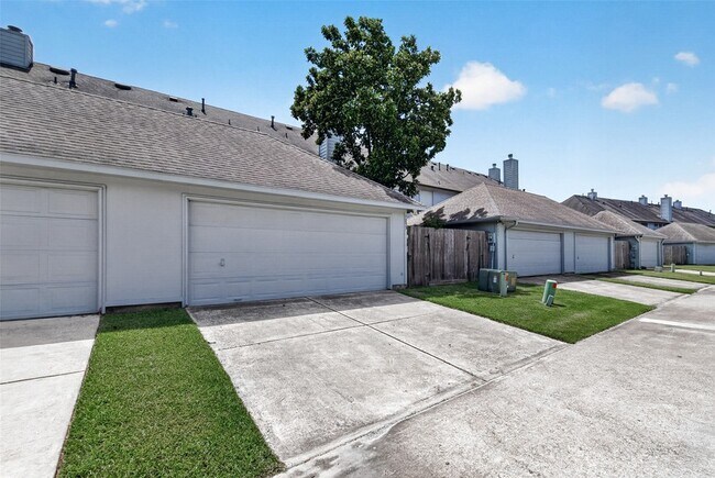Building Photo - 1253 El Camino Village Dr