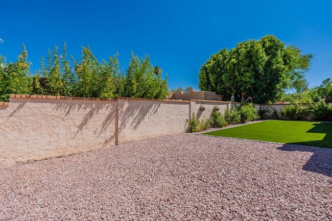 Building Photo - Gem in Fountain Hills!