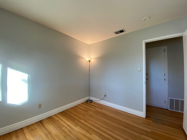 Building Photo - Beautiful 3 BDRM, 2 BATH Home w/ American ...