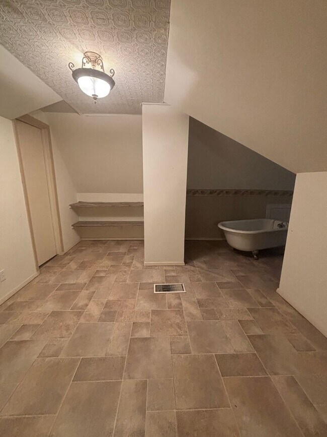 Building Photo - 3 Bedroom, 3 Bathroom Home Available  2-Car Garage & Spacious Living Near WSU.
