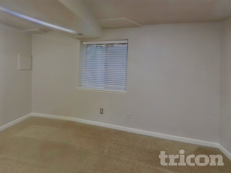 Building Photo - 1028 Oriole Cir