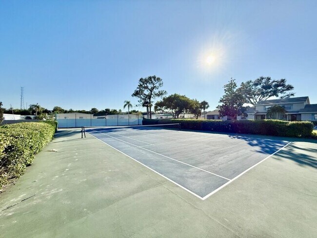 Building Photo - 2131 Ridge Rd S