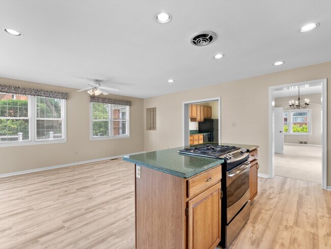 Building Photo - Classic Charm in Arlington