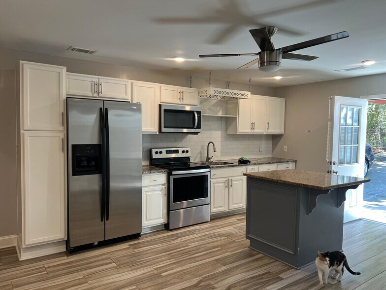 Building Photo - 6012 Meadowbrook Dr