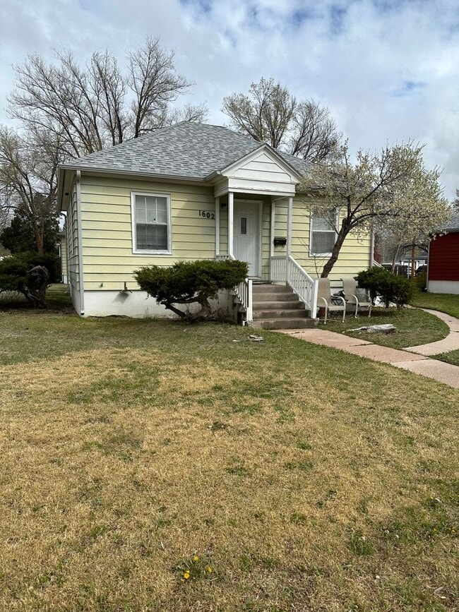 Building Photo - 2 BEDROOM, 1 BATHROOM APARTMENT