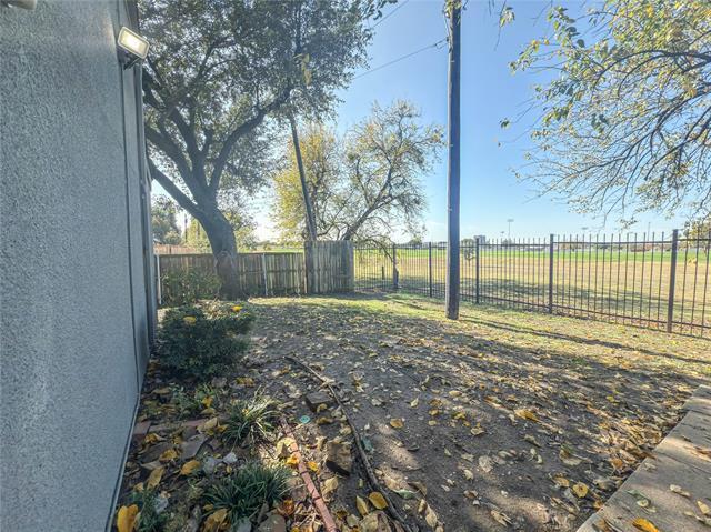 Building Photo - 9696 Walnut St