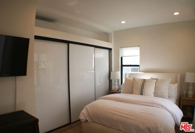 Building Photo - 8587 Rugby Dr