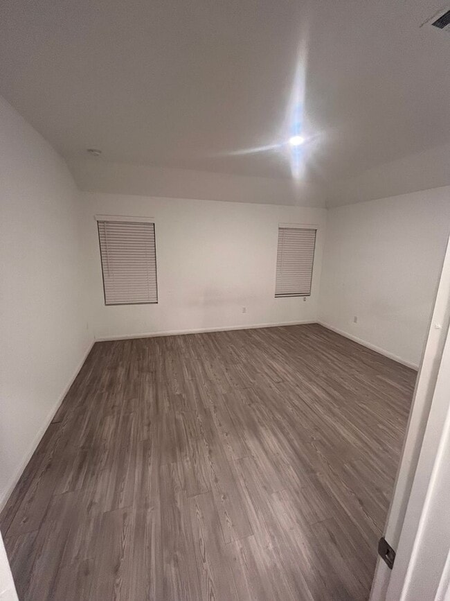 Building Photo - 3 bed 2 bath with a flex space, fenced in ...