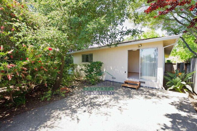 Building Photo - 868 Las Pavadas Ave