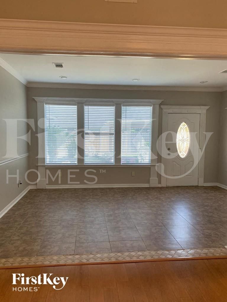 Building Photo - 902 Rock Springs Dr