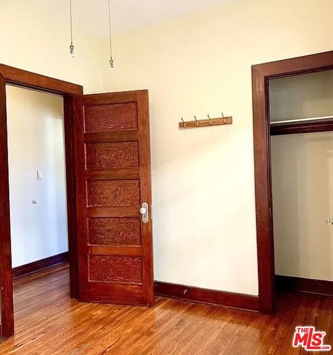 Building Photo - 1433 N Las Palmas Ave