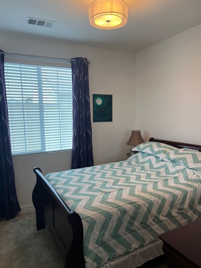 Building Photo - Spacious 4 Bedroom, 3.5 Bath Townhome in G...